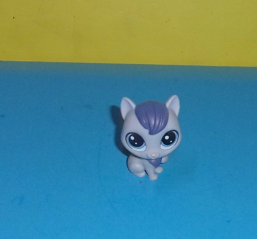 Littlest Pet Shop LPS #2-76 Dane Catso Cat Purple Kitty Blue Eyes - Picture 1 of 2