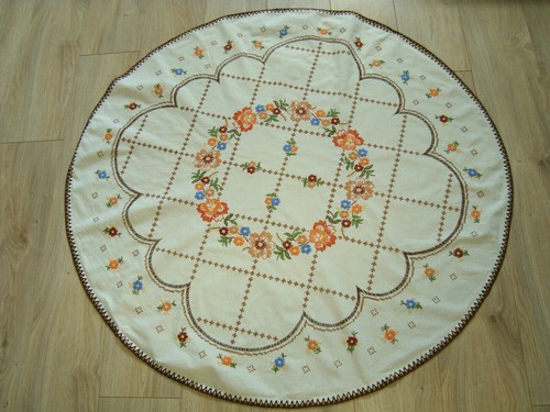 Vintage Hand – embroidered Tablecloth Diameter 116cm Flowers - Picture 2 of 8