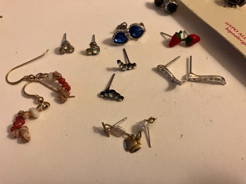 vintage estate lot of small pierced earrings - Picture 3 of 6