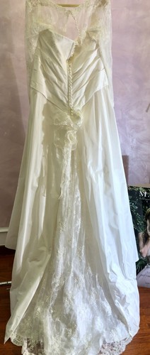 Vintage Elegant Lace and Taffeta Plus-Size Wedding Dress - Picture 3 of 3