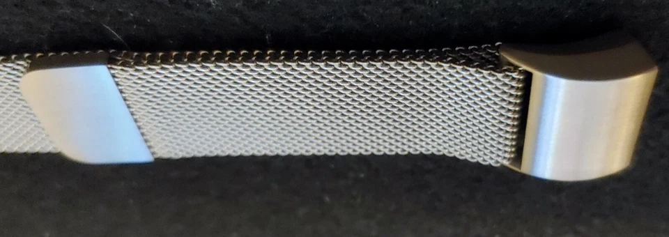Magnetic Milanese Loop Mesh Silvertone Watch Band For FitBit Charge 2 - 6.25 lg - Imagem 3 de 4