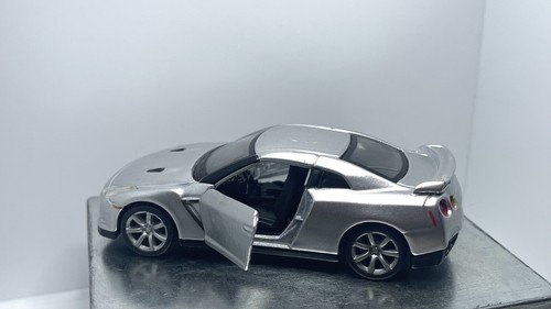 Maisto Nissan GT-R 2009 silver pull back and go toy car model Diecast scale 1/40 - Picture 8 of 16