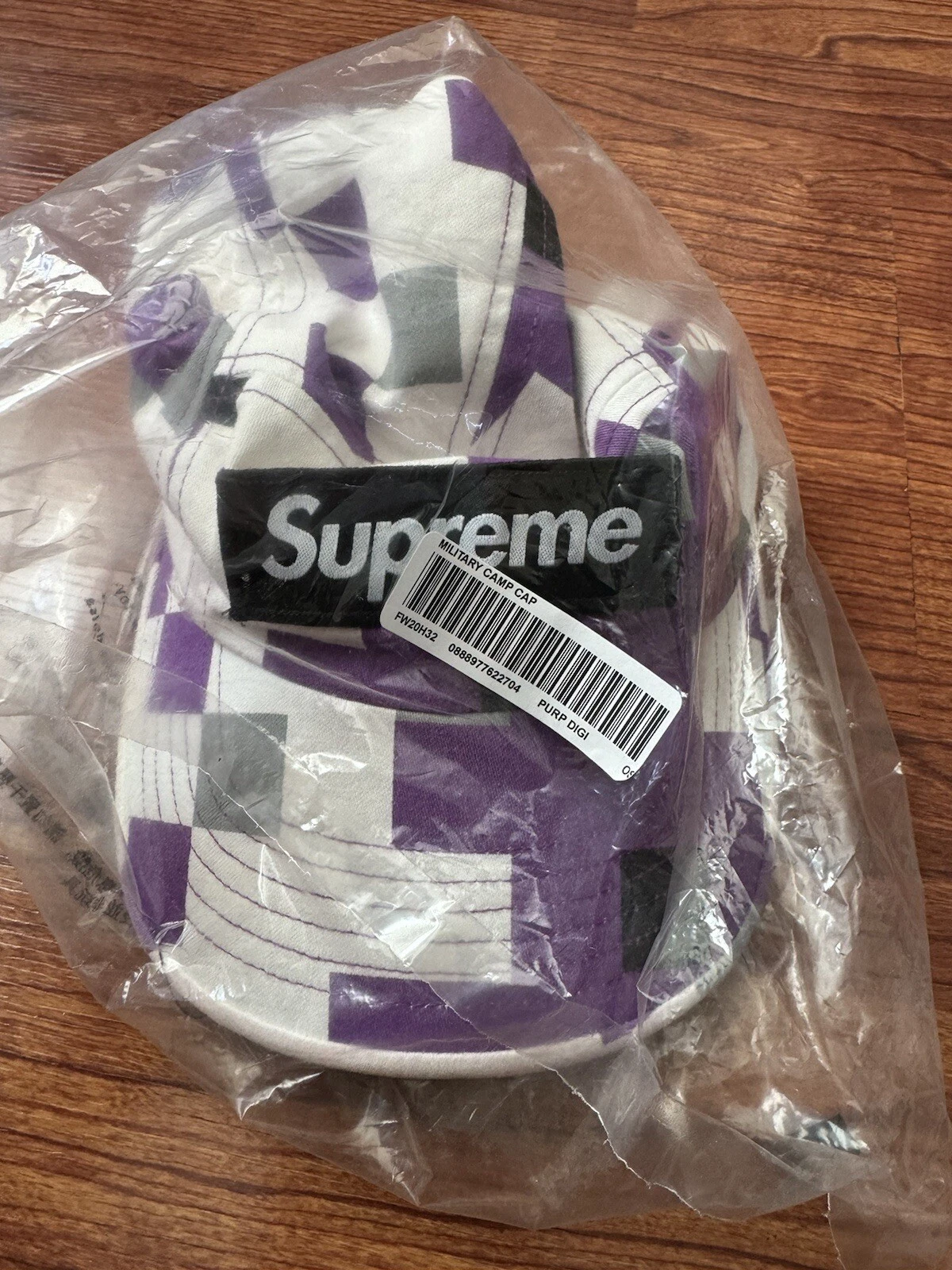 Casquette Supreme Violet Digi Camo neuve. Sangle réglable taille. Avec autocollants.