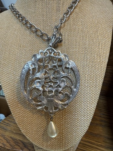 Vintage Avon Renaissance Baroque Drop Pearl Drop Medallion Necklace 1974 - Picture 4 of 5