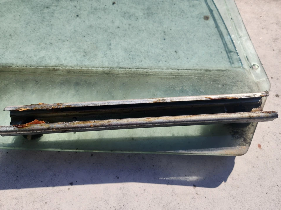 Cristal ventana puerta trasera lado pasajero Chrysler 5th Avenue Foto 4 de 4