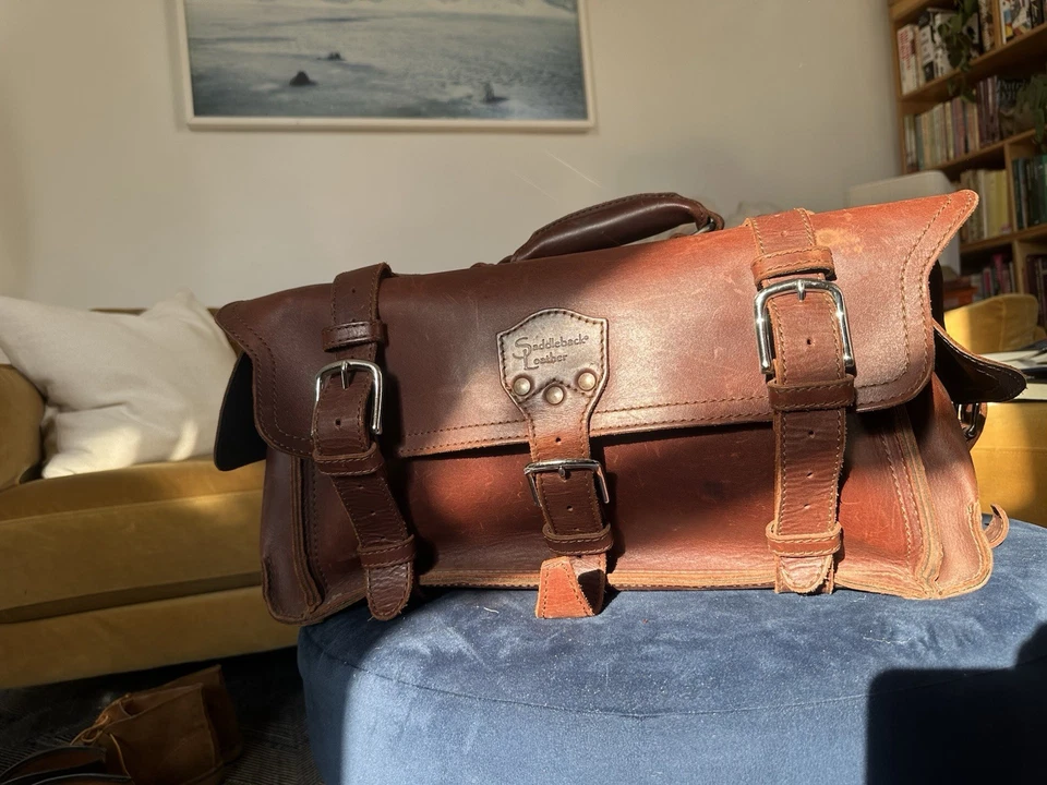 Bolso de Lona con Bolsillo Lateral de Cuero Saddleback en Castaño Foto 4 de 4