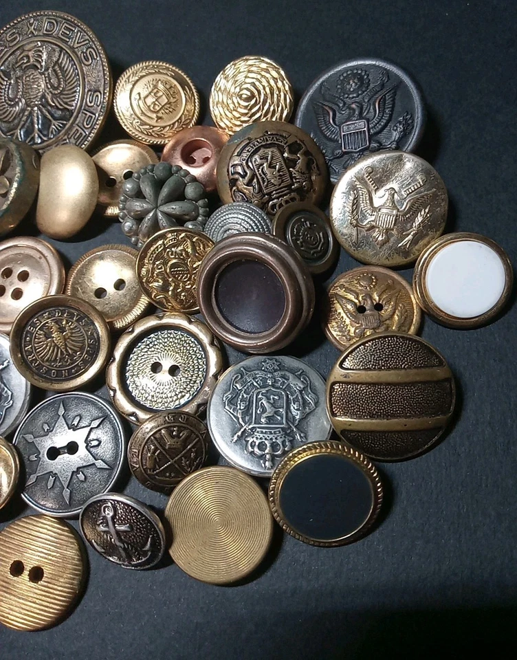 Смешанный лот винтажных металлических кнопок - Изображение 3 из 4