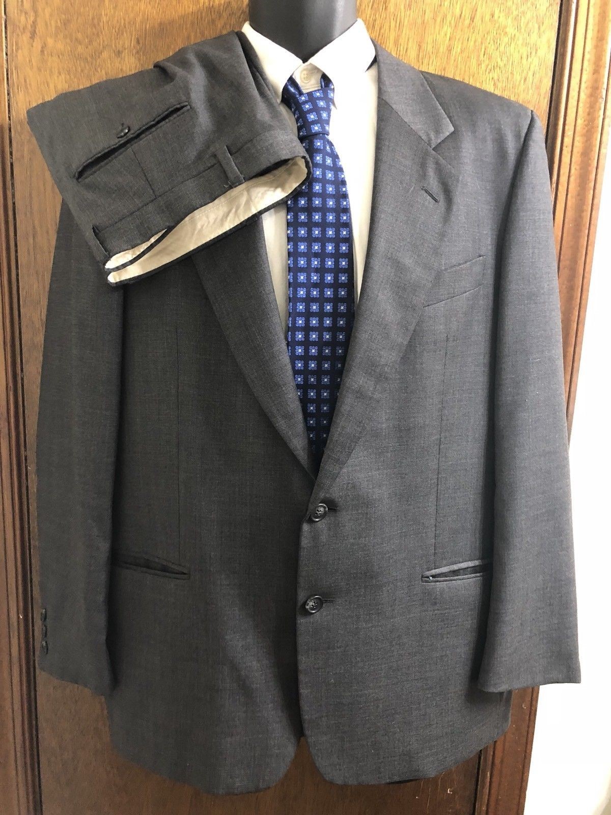 Valentino men Men’s Charcoal Grey 2 Button Suit Size 41R Valentino men Men’s Charcoal Grey 2 Button Suit Size 41R