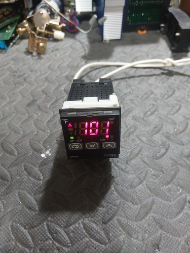 Omron E5CSV-R1T-F. Temperature Controller. 100-240VAC. Used. Tested. As Pictured - Picture 2 of 8