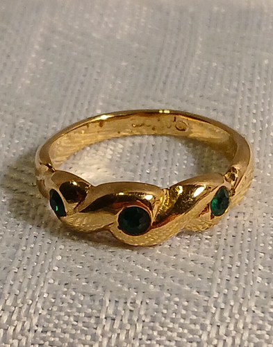 Vintage 1980 signierter Avon Ring 3 grüne Strasssteine gewellt goldfarben Größe 5 - Bild 4 von 5