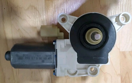 2008 Dodge Caravan Chrysler Bosch Right Front Window Motor 3015587D  - Picture 2 of 4