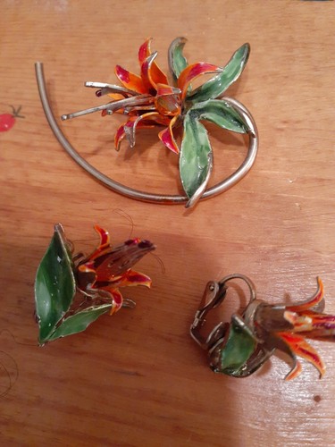 Fun little Vintage Earring & Brooch Set Orange Flowers Brass Metal Handpainted!! - Picture 3 of 7