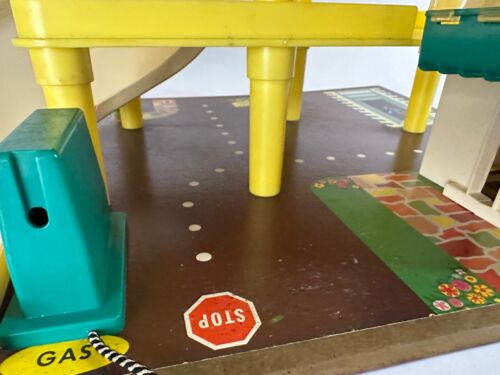 Rampa de estacionamiento Fisher Price Little People de colección centro de servicio garaje 930 - Imagen 15 de 16
