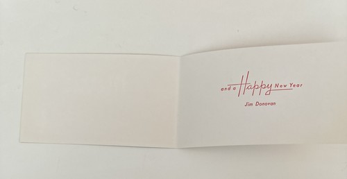 Tarjeta de Navidad vintage de mediados de siglo letras blancas y negras sobre fondo rojo - Imagen 2 de 3