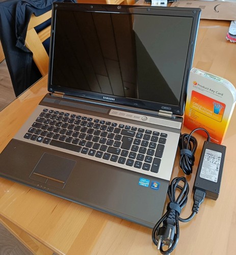 Laptop Samsung RF711, Notebook 17,3", Intel i5, 8GB, 236 SSD, 597 HDD, Win10.
