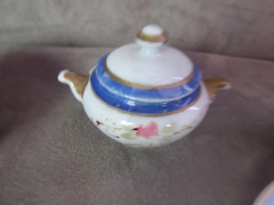 QUELQUES ELEMENTS DE DINETTE, anciens. Porcelaine et faïence. - Immagine 3 di 4