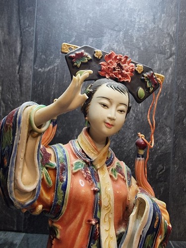 Estatuilla Dama Imperial Mujer Porcelana Cerámica China WUCAI De Colección 12" Dañada - Imagen 13 de 13