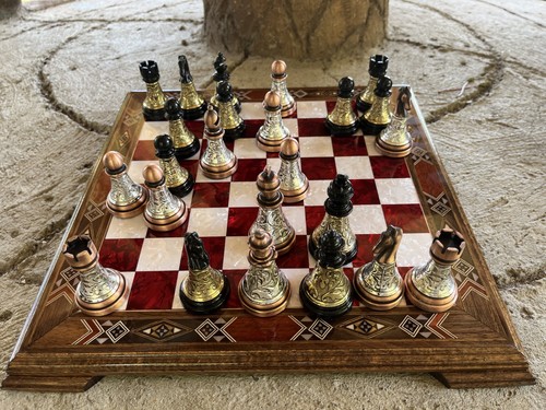 Schachfiguren aus Zinklegierung & massivem Nussbaumholz handgefertigtes Schachspiel - elegantes Geschenk - Bild 8 von 10