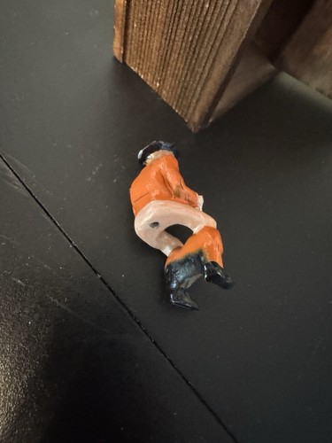 Vintage Plumpsklo aus Holz mit Metallmann sitzt auf Toilette mit heruntergelassener Hose - Bild 4 von 15