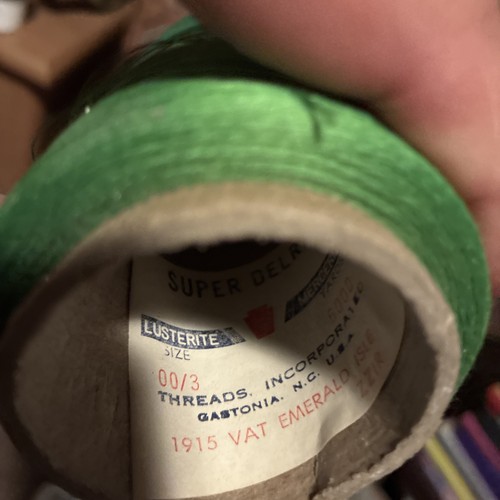 70 Maxi Lock Spulen Nähgarn Kit Je 3000 Yard. Einige nagelneu - Bild 9 von 10