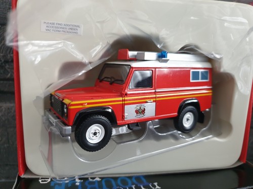 Y26. CORGI 9 DOUBLE 9 - LAND ROVER - FIRE SERVICE - 1:43 SCALE MODEL CAR CC07704 - Picture 3 of 7