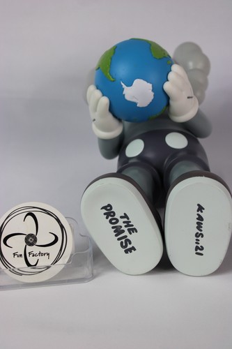 Figura Vinilo KAWS THE PROMETE Gris - Imagen 6 de 9