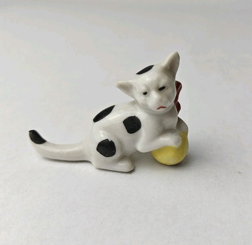 Vintage Antique Mini Ceramic Cats Made In Japan With Ball Wearing Bows Rare - Picture 2 of 17