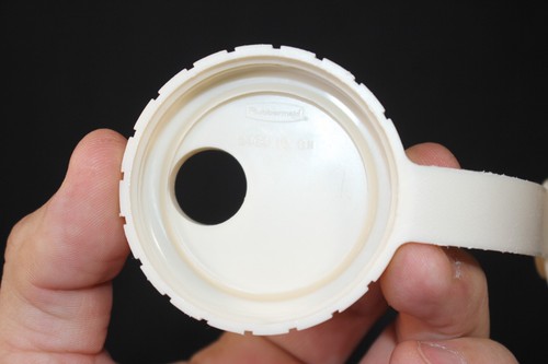 Jarra Rubbermaid Servin Saver #2468 tapa abatible 2 cuartos 64 oz 1,9 litros - Imagen 10 de 16