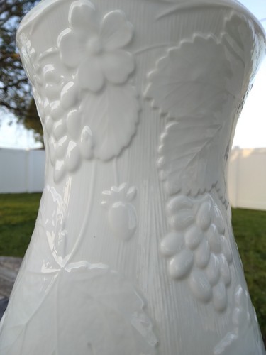 Vintage Crescent Grapes Milk Glass Table Lamp Strawberries Fruit - Picture 13 of 14