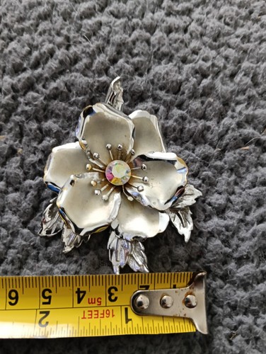 Modeschmuck Brosche floral weiß Farbe Metall Kunstschmuck - Bild 3 von 4