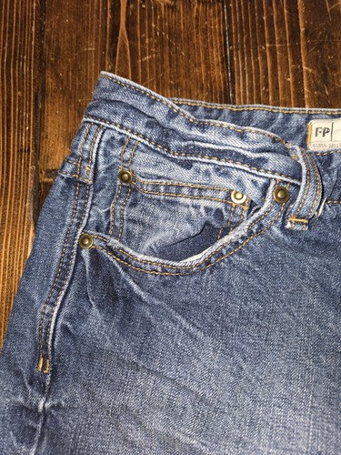 Pantalones Cortos de Jean Free People Para Mujer 27 Azul Envejecido Denim Deshilachado Dobladillo Botón-Vuela - Imagen 2 de 5