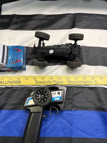 ae / Team Associated 124 scale RC truck only needs a battery charger / preowned - Picture 4 of 6