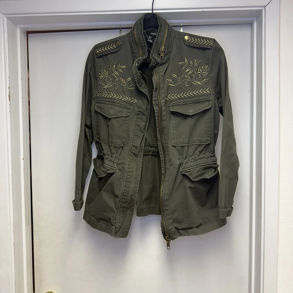 Jaqueta utilitária militar Forever 21 bordada com zíper tamanho P - Imagem 2 de 4