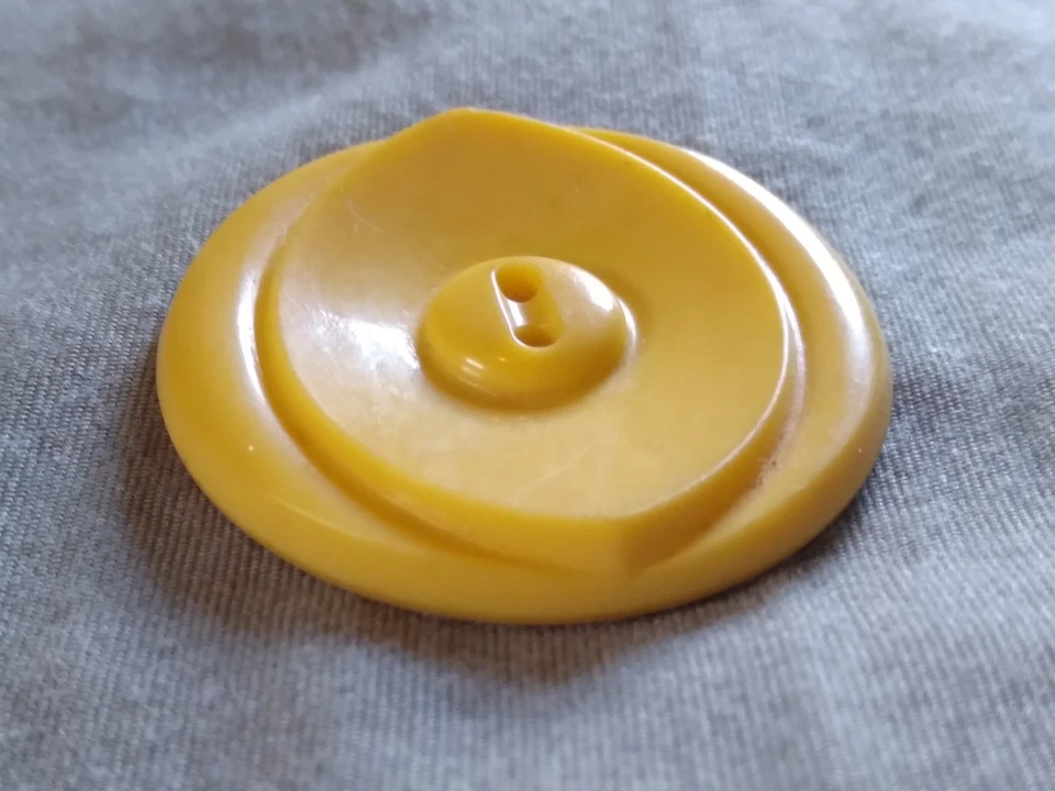 Vintage Ornate Yellow Plastic Button. - Image 4 of 4