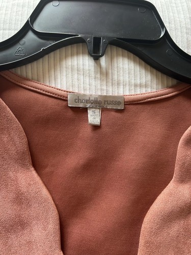 Charlotte Russe rostfarbenes ärmelloses Wildlederimitat V-Ausschnitt Jakobsmuschelkante Schößchen Top Gr. S - Bild 10 von 20