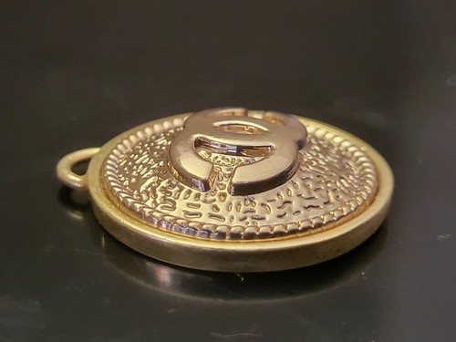 3 Goldtone Pendant Trays & 3 Chanel Gold Green Red Buttons - Picture 5 of 12