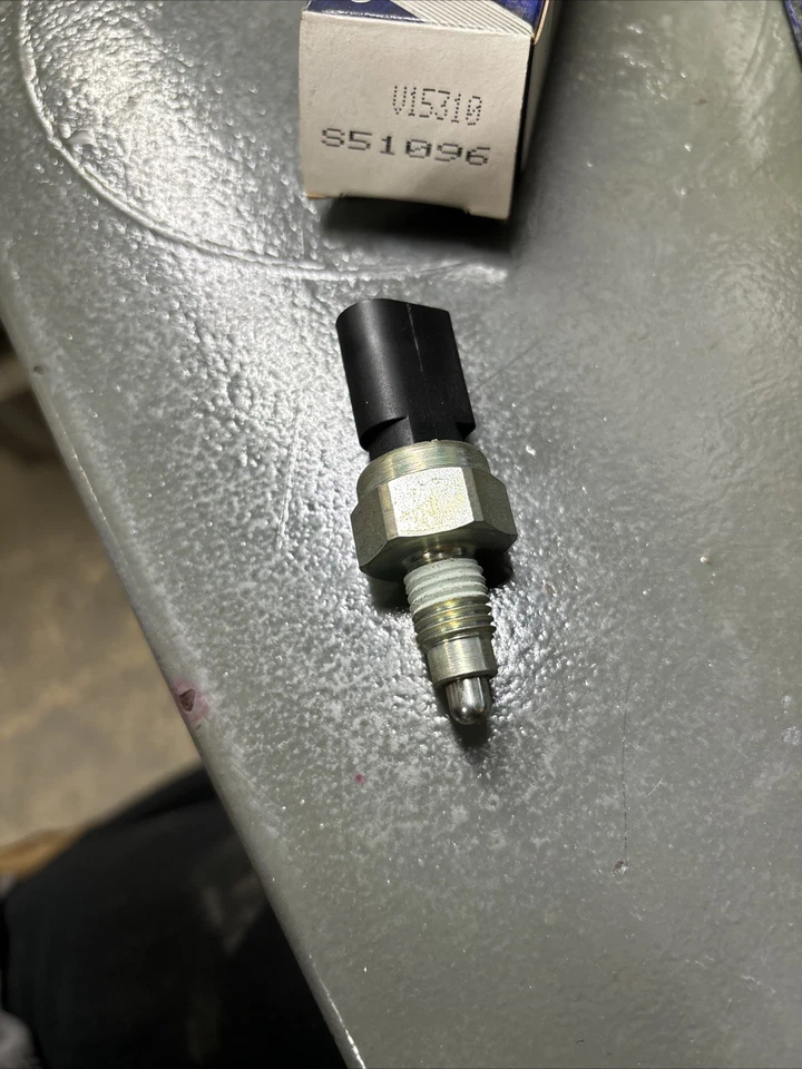 Intermotor BWD S51096, interruptor de luz de respaldo, modelos seleccionados de Audi/Asiento/Volkswagen Foto 2 de 3