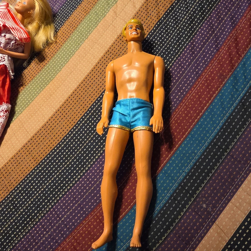 Кукла Mattel 1978 'Sun Lovin' Malibu Ken в оригинальном наряде синие шорты, золотистая - Изображение 4 из 4