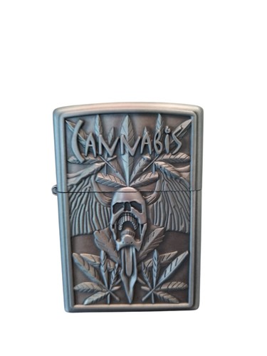 Encendedor de combustible de metal calavera de cannabis vintage - diseño recargable en relieve 3D - Imagen 1 de 5