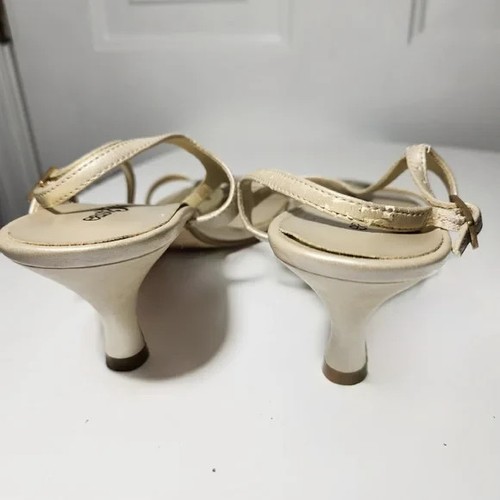 Sandalias East 5th beige con detalles dorados y plateados tacón de gatito con tiras talla 10M - Imagen 5 de 13