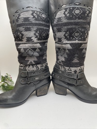 Bota Chelsea Naughty Monkey Walkabout Jane 6.5 Negra Gris Motivo Navajo - Imagen 7 de 10