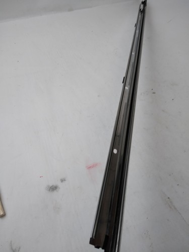 OEM 11-17 Nissan Quest Passenger RH Sliding Door Window Moulding - Picture 3 of 7