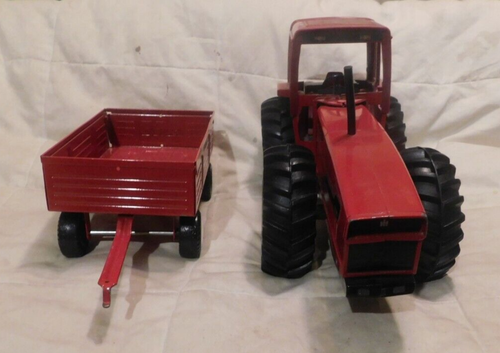 ERTL International 6388 2+2 Red Top Tractor & ERTL Red Utility Wagon 1:16 - Picture 8 of 10