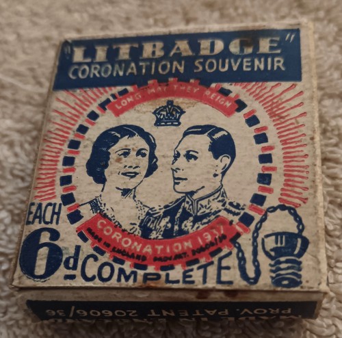 George VI Coronation 1937 Novelty Light Up Tin Lapel Badge. In Original Box. - Foto 5 di 10