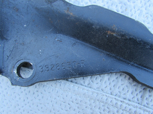 1968 - 1982 Corvette RH Front Brake Caliper Mounting Bracket - GM 3928650-R - Foto 4 di 5