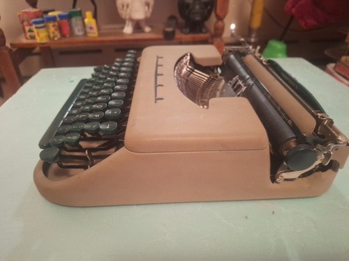 Vintage Tower Chieftan II Typewriter - Picture 4 of 6