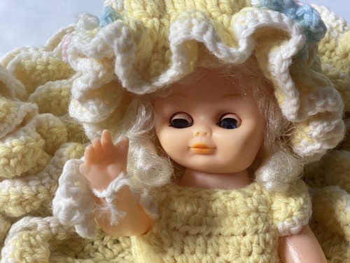 Vestido floral amarillo bordado de ganchillo de colección muñeca Belle cama - Imagen 9 de 9