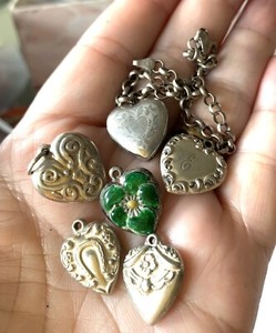 6-ANTIQUE-VICTORIAN-ENGRAVED-PUFFY-HEART-CHARMS-LOT-WITH-CHAIN-BRACELET