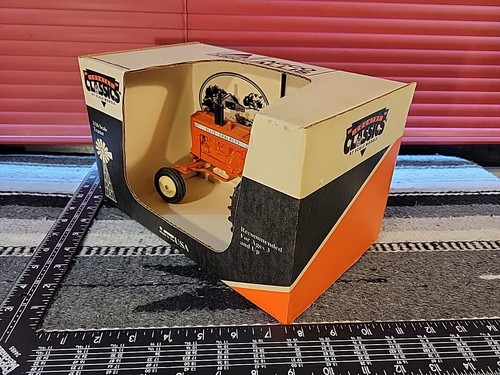 Allis Chalmers D17 Series IV 1/16 Diecast Farm Tractor Replica by Scale Models - Picture 5 of 6