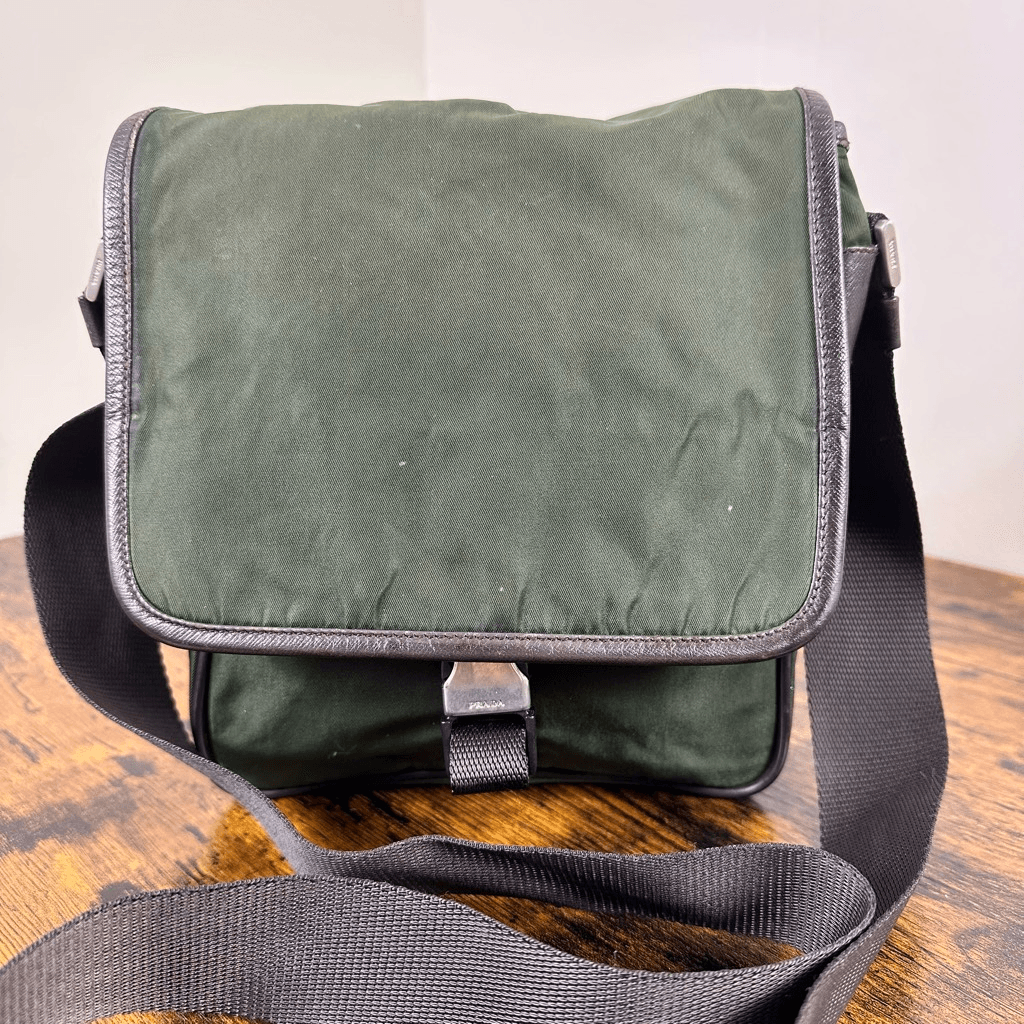 PRADA グリーン メッセンジャーバッグ Prada Tessuto Nylon Crossbody Messenger Bag Khaki Green Men